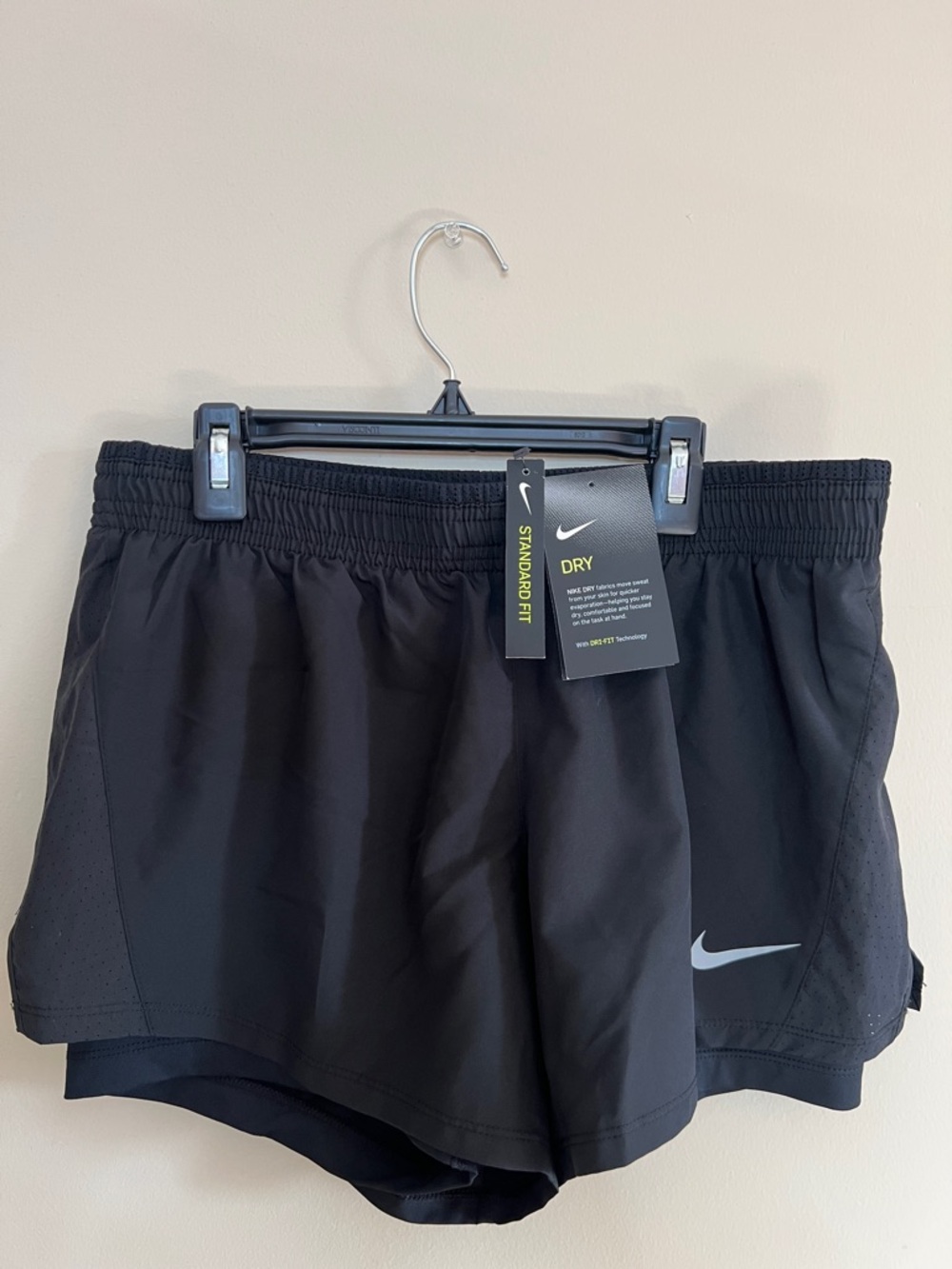 🩳👀2️⃣🦢NWT Nike Women's Black and Gray Athletic Shorts Set - Picture 3 of 9